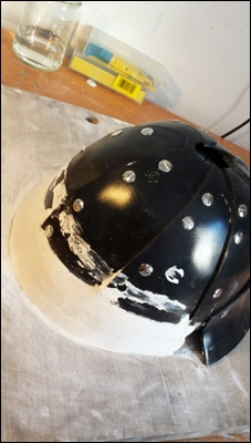Anfertigung der Form-Vorlage für den hinteren Helmteil, an dem später der Nackenschutz befestig wird.