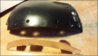 Falsche Kanten: Integration von eines Alluminium Blechs um geschmiedete, gebogenen Kanten der einzelnen Helmplatten zu simulieren, wie bei einem frühmittelalterlichen Helm üblich.