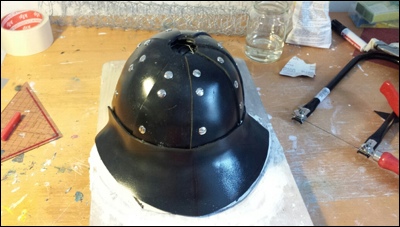 Ausformung des Schirmes für den Samurai Helm mittels formbarem Kunststoff auf einem Gipsbett.