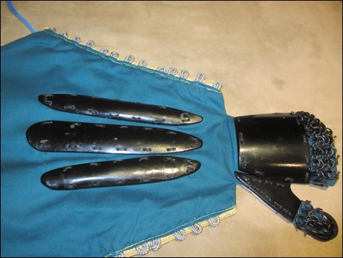 Die thermoplastischen Unterarm-Schutz-Platten und der Handrückenschutz wurden erhitzt, gebogen und auf den Stoff aufgenäht.